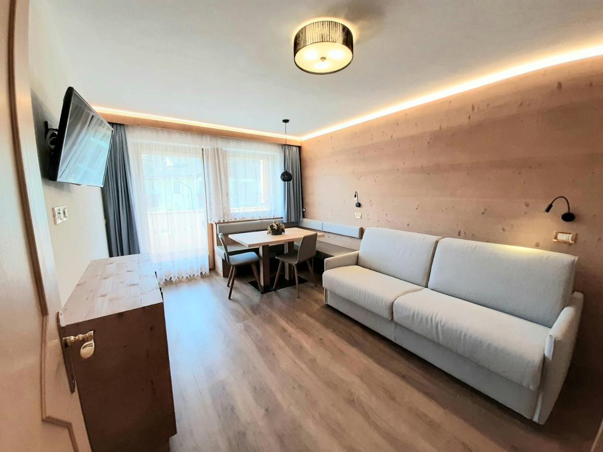 Apartments Lasteis La Villa  Bagian luar foto