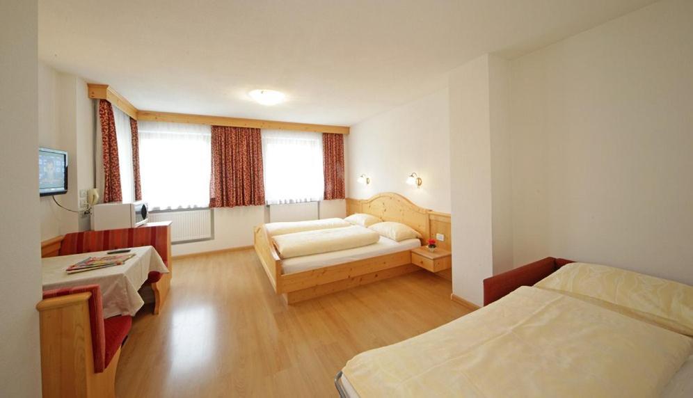 Apartments Lasteis La Villa  Bagian luar foto