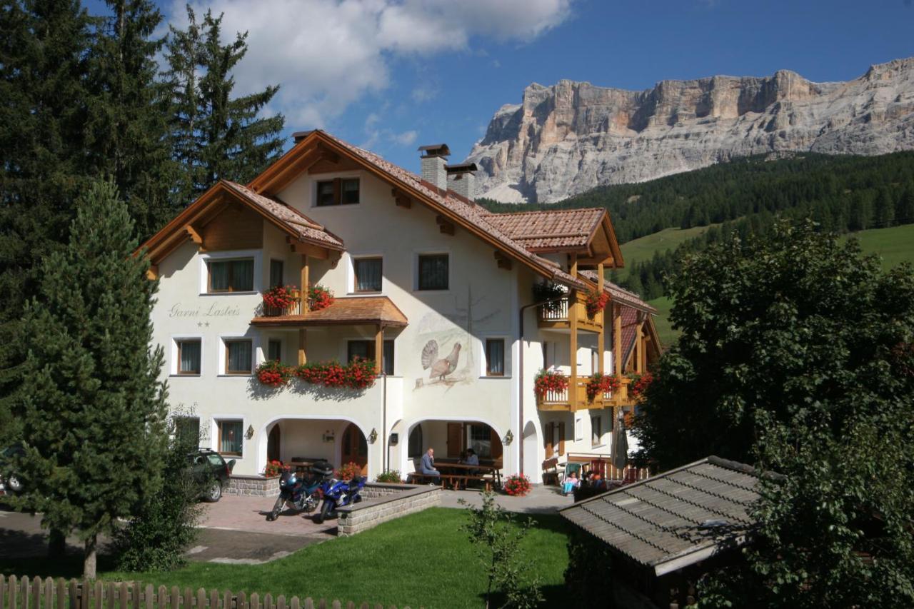 Apartments Lasteis La Villa  Bagian luar foto